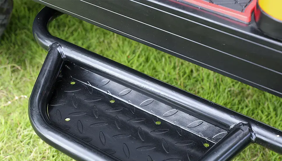 urable Side Step for Easy Access Close-up of a sturdy side step design on an off-road e-cart.